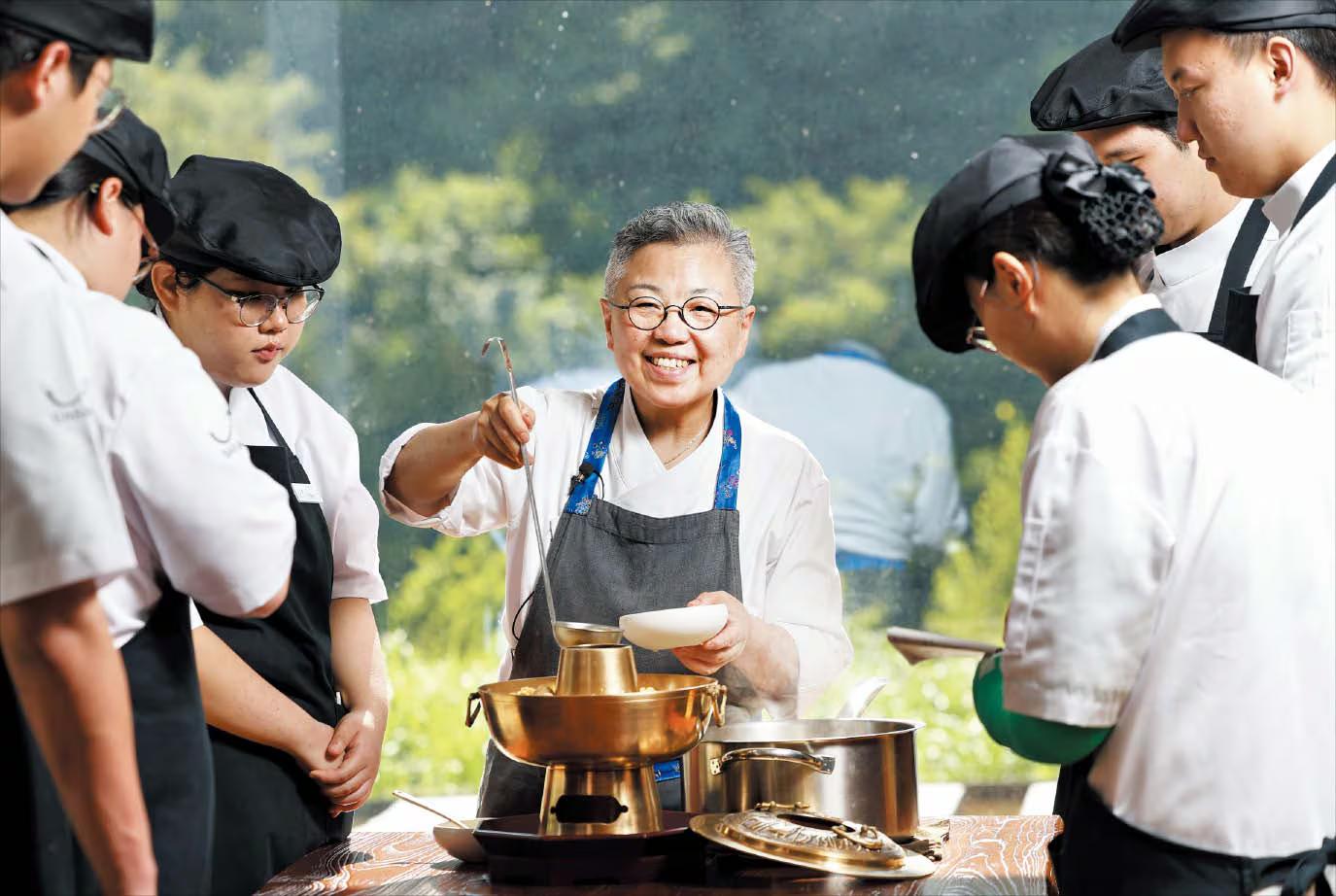 장경식 기자 13일 강원 평창군 대관령 &lsquo;바랑재&rsquo; 호텔에서 조희숙 셰프가 &lsquo;청년 예비 셰프&rsquo; 7명에게 신선로 요리 비법을 가르치고 있다. 라이나전성기재단은 지난 3월부터 요리사를 꿈꾸는 청년들에게 한식 조리법 교육 프로그램 &lsquo;바랑재 드림 키친&rsquo;을 운영하고 있다.